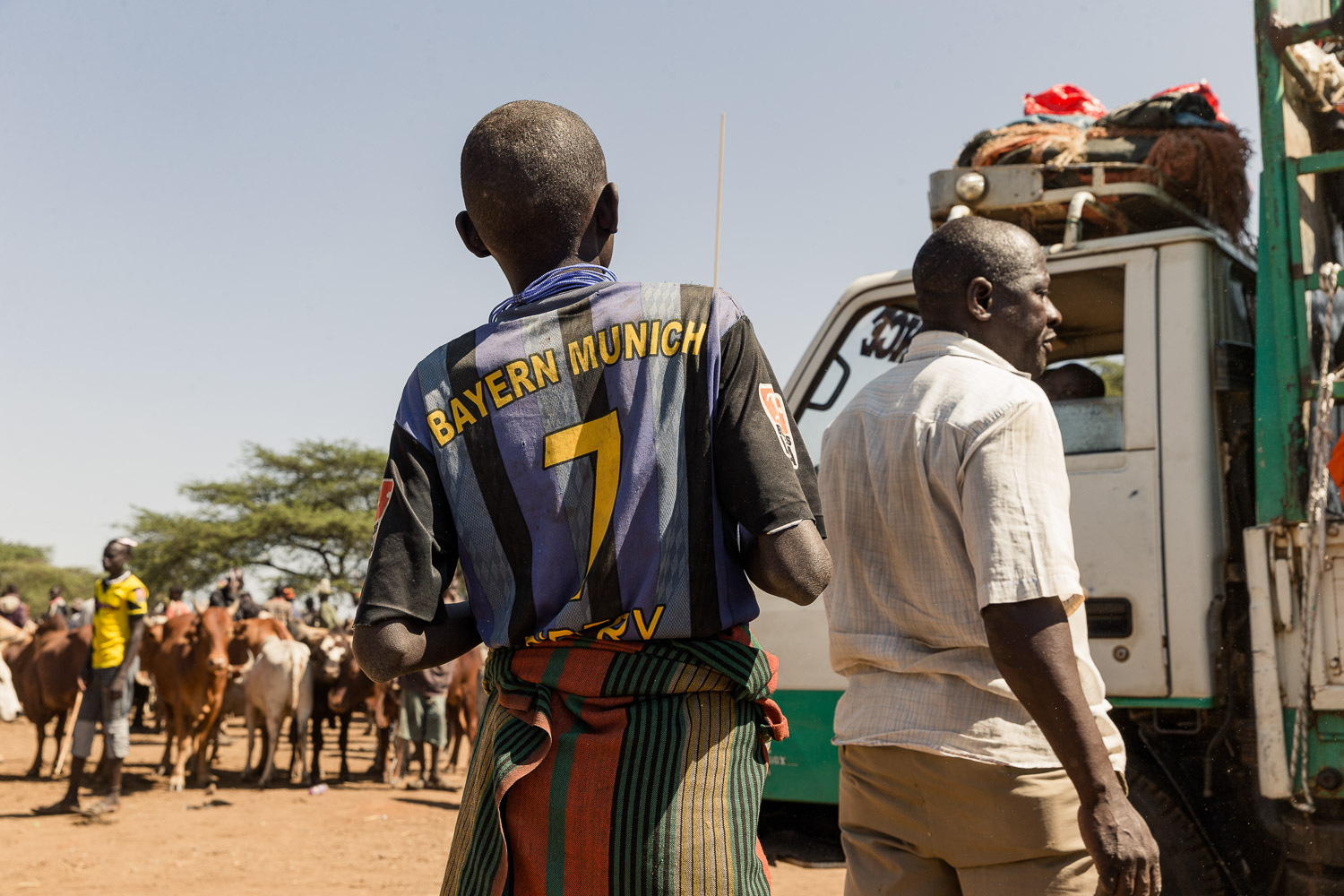 Karamojong mit Bayern-München-Trikot auf dem Viehmarkt in Moroto, Uganda