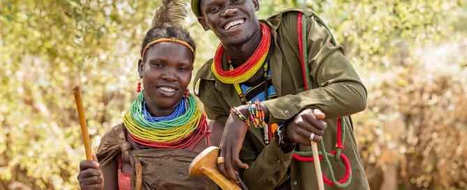 Zwei Karamojong in traditioneller Kleidung und mit farbigem Schmuck in Karamoja, Uganda
