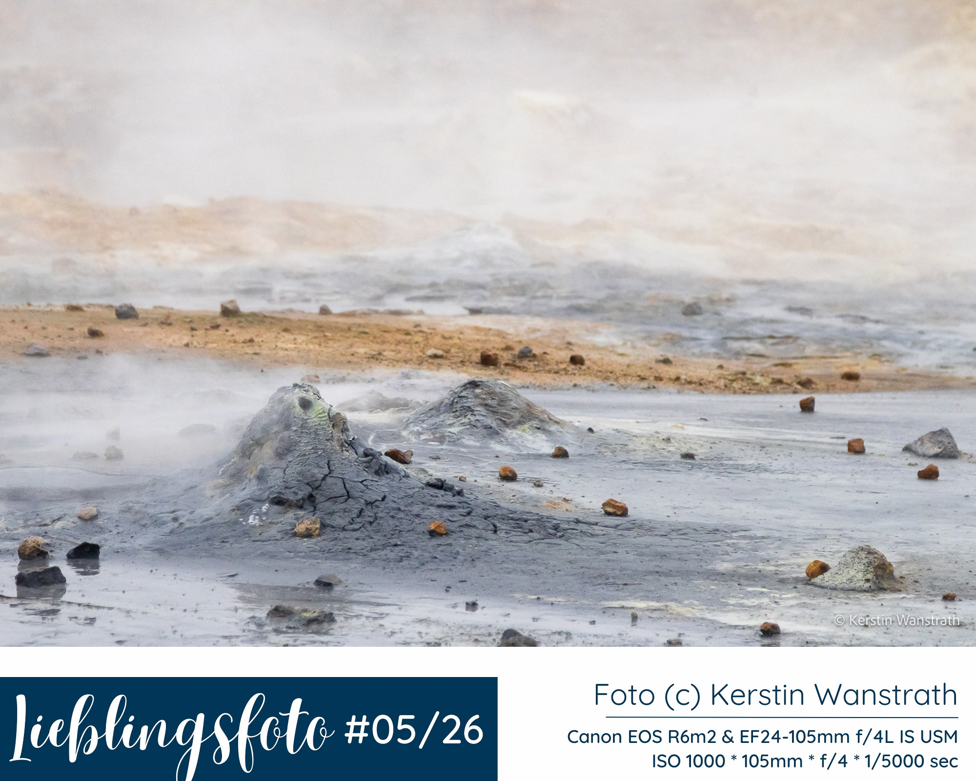 Dampfende Erde im Hochthermalgebiet Námaskarð in Nordisland mit mineralischen Farben, Steinen und vulkanischer Landschaft