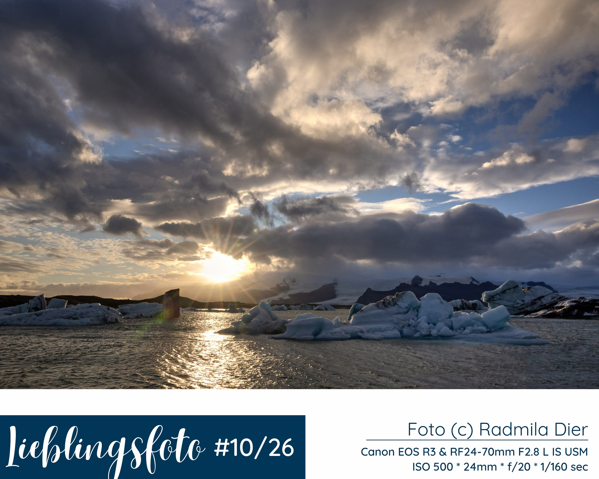 Eisberge auf einer Eislagune in Island bei tief stehender Sonne und dramatischem Wolkenhimmel, Lieblingsfoto 10/2026 von Radmila Dier