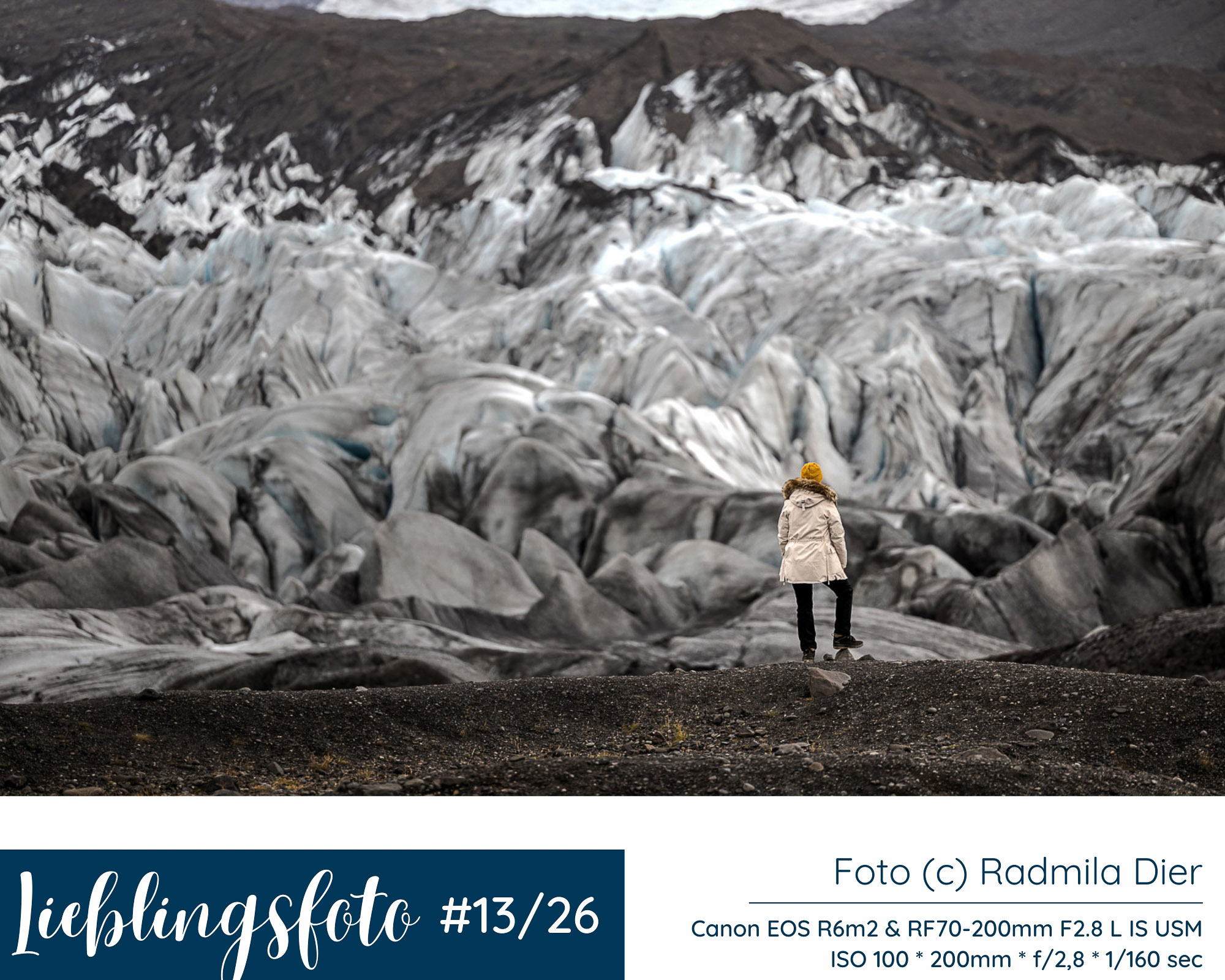 Person vor dem Svínafellsjökull in Island mit Eis, dunklen Aschespuren und Geröll, Lieblingsfoto 13/2026 von Radmila Dier