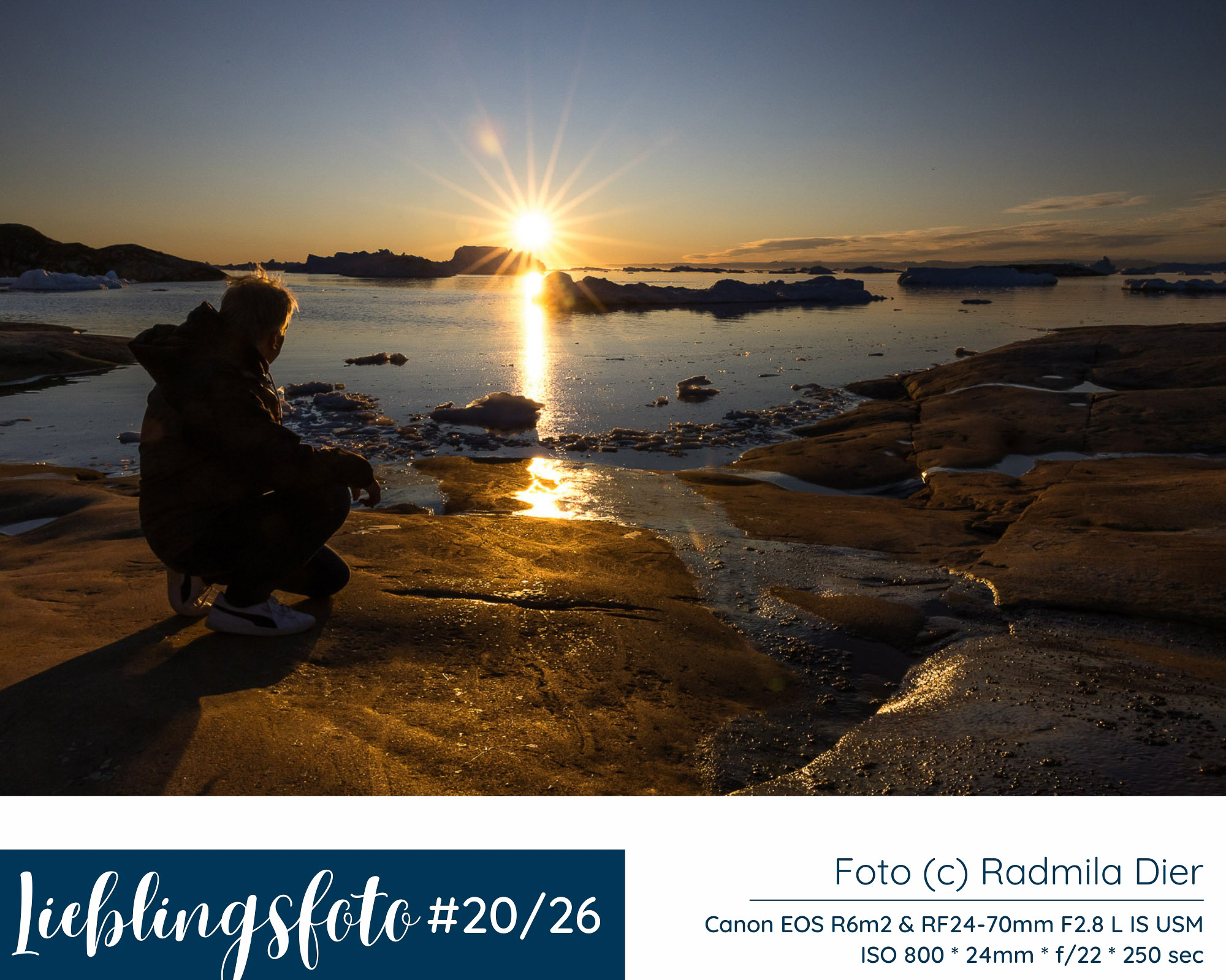 Sonnenuntergang in der Diskobucht in Grönland mit Eisbergen, Felsen, Wasserflächen und einer Person als Silhouette