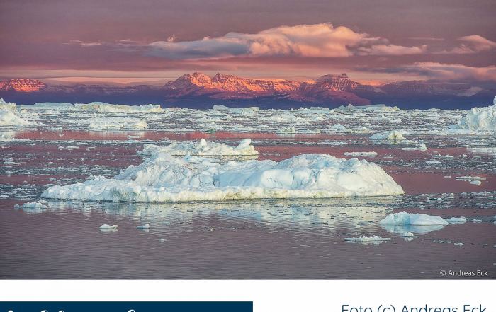 Lieblingsfoto 22/2026 mit Morgenlicht über der Disko Bucht bei Ilulissat in Westgrönland, Eisbergen, dunklem Wasser und rot beleuchteten Bergen