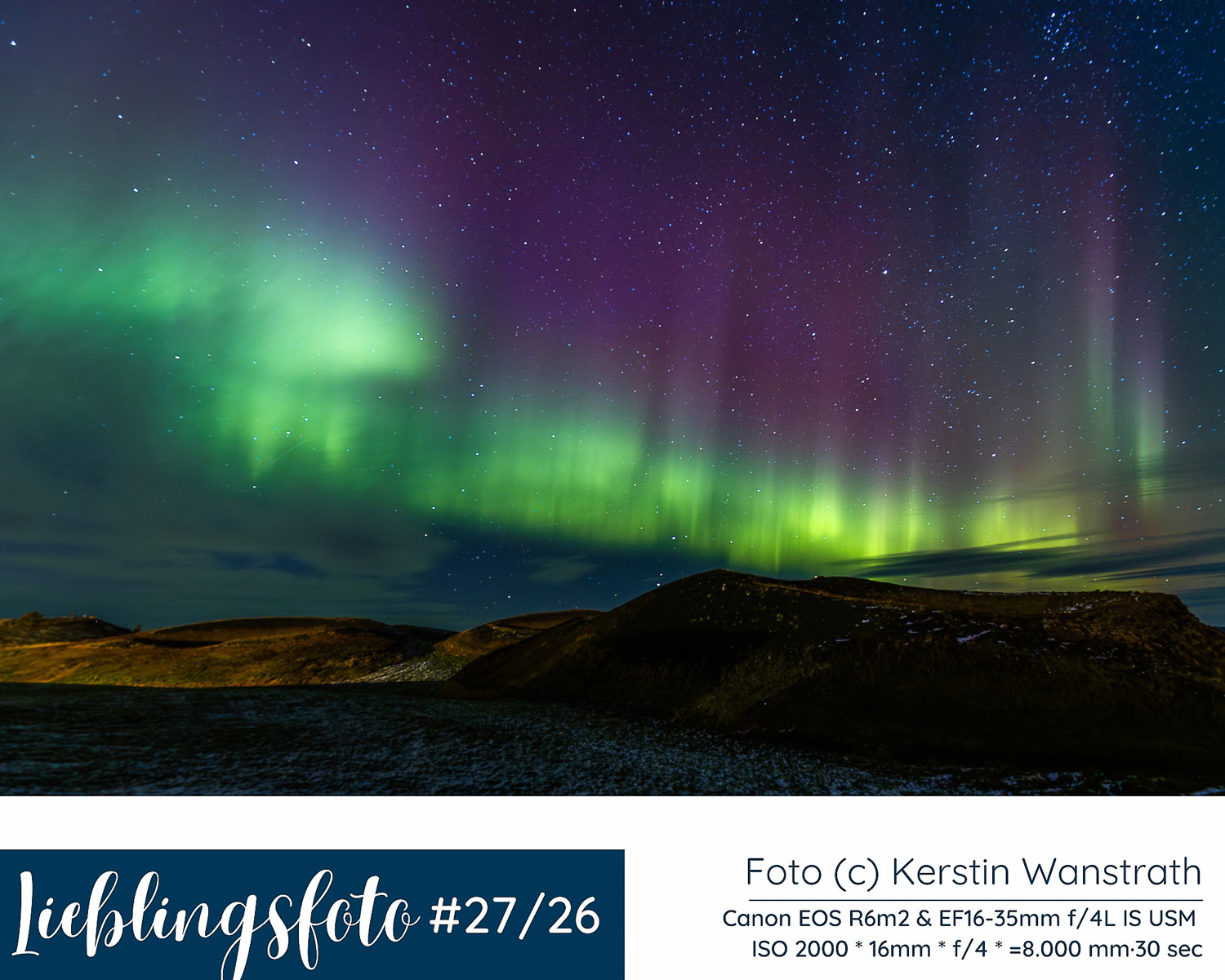 Polarlichter über der Landschaft am Mývatn im Norden Islands mit Sternenhimmel und dunklen Hügeln