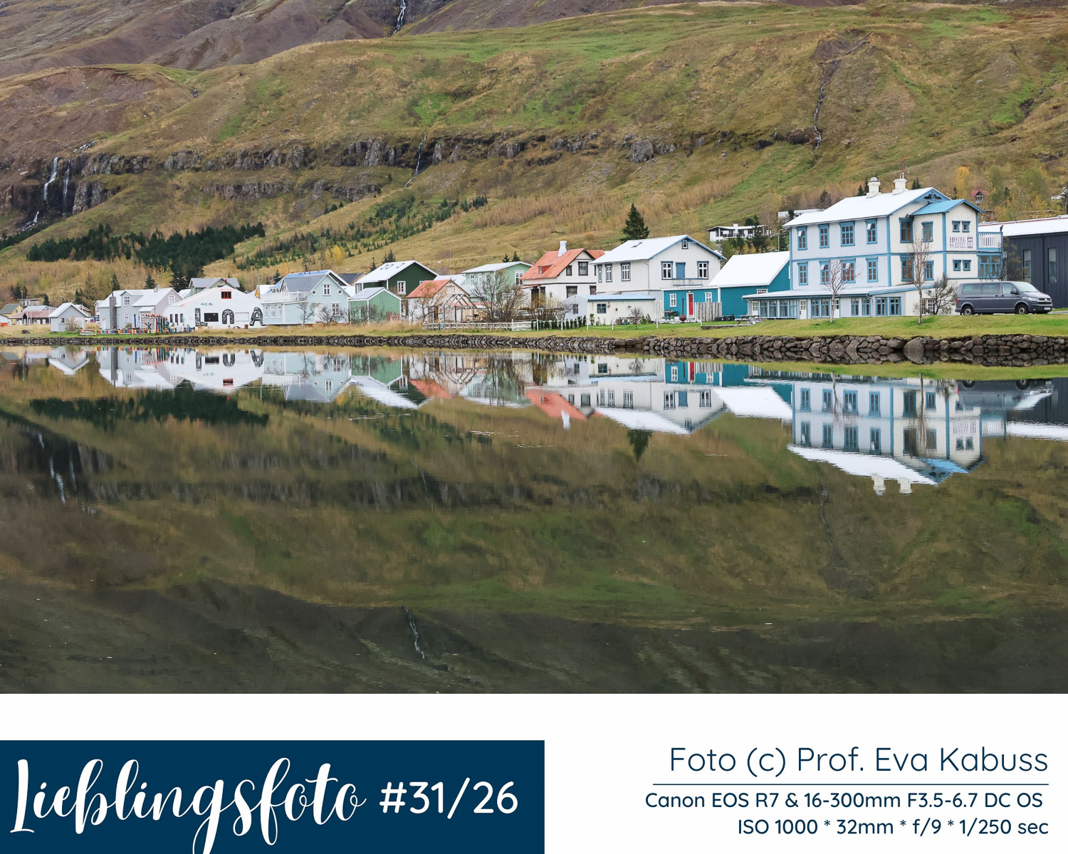 Historische Holzhäuser und perfekte Spiegelungen in Seyðisfjörður: Lieblingsfoto der Woche von der Fotoreise Island Ostfjorde & Süden 2025.