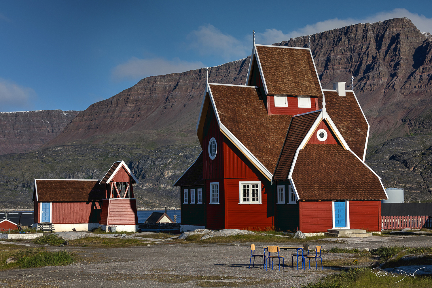 Die rote Kirche in Qeqertarsuaq wird auch Gottes kleines Tintenfass genannt