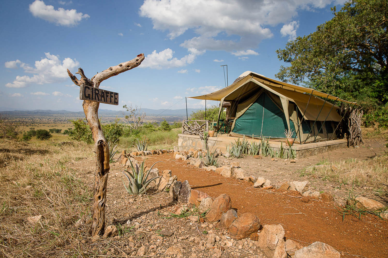 Tented Camp mit weitem Blick über die Savanne in Uganda