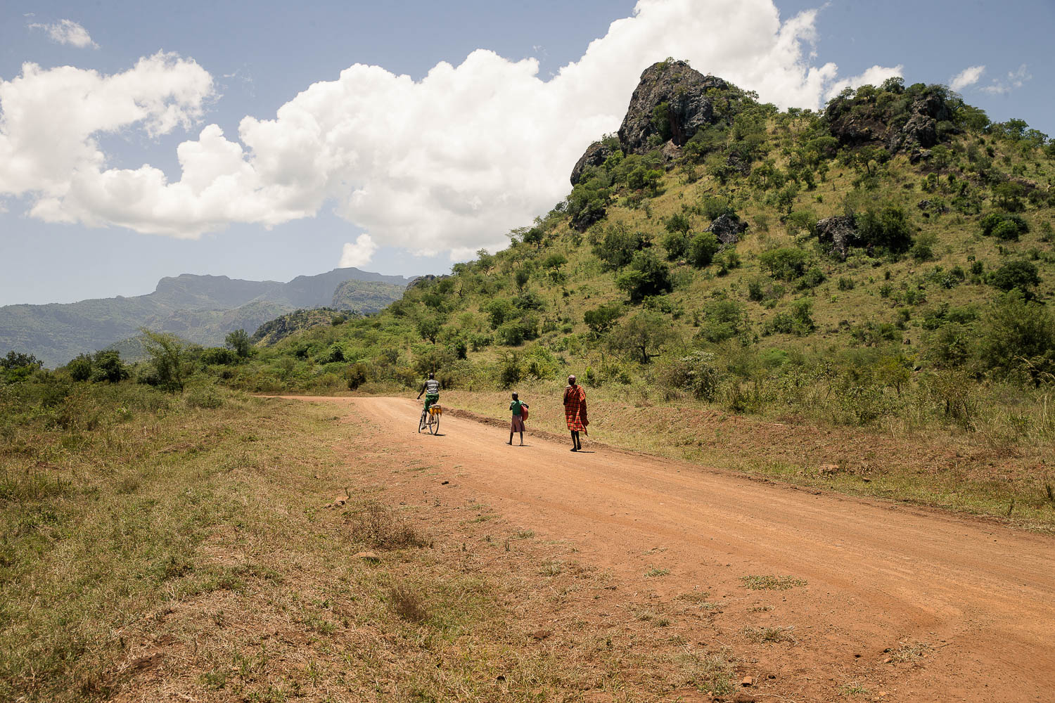 Mann mit Wasserkanistern auf einer Straße in Moroto in Karamoja, Uganda