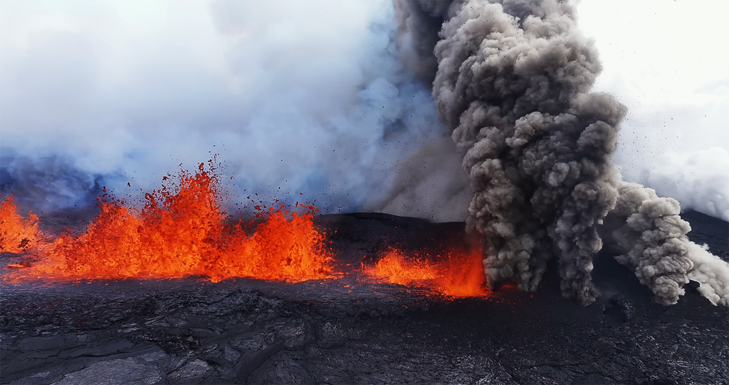 Glühend heiße Lavafontänen und dunkle Aschewolken steigen aus einer Spalte bei einem Vulkanausbruch in Island auf, begleitet von dichter Rauchentwicklung.