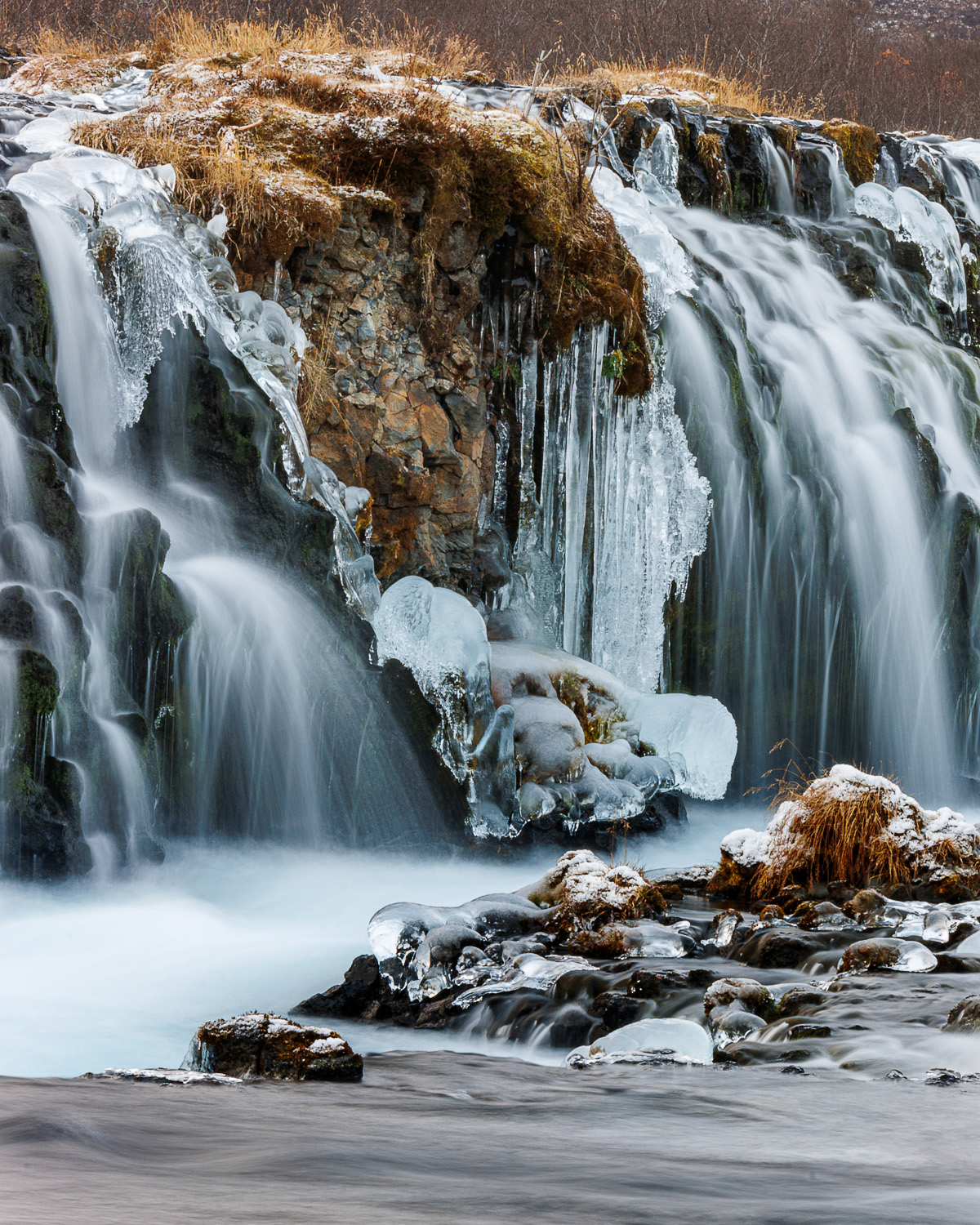 Brúarfoss im Winter – Wasserfall mit Langzeitbelichtung Fließendes Wasser und Eiszapfen am Brúarfoss in Island bei einer Langzeitbelichtung