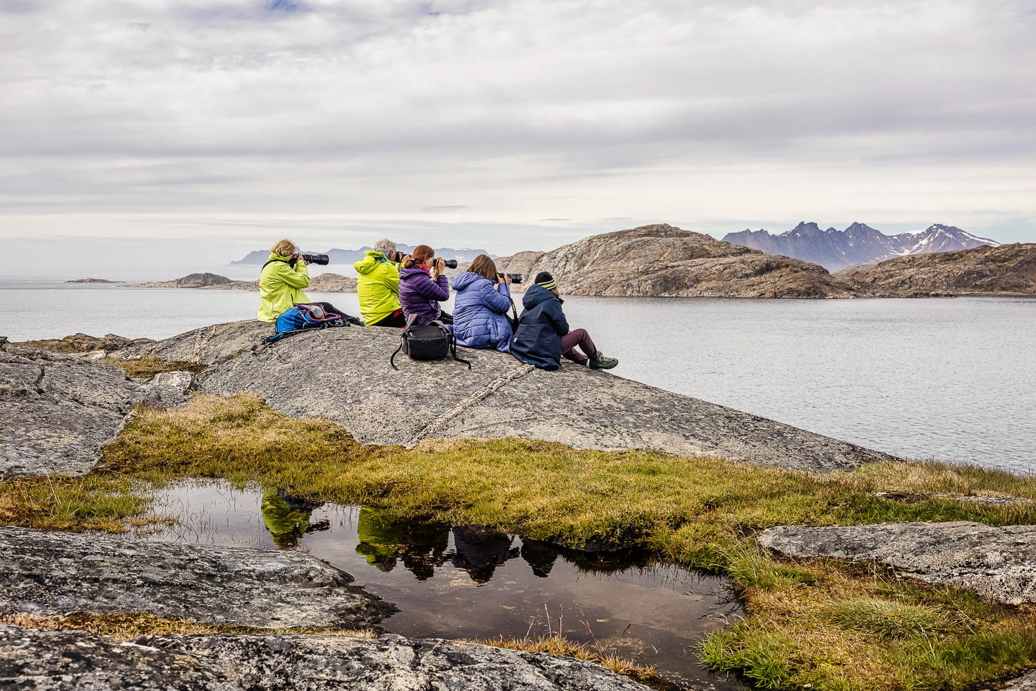Whale Watching in Ostgrönland Teilnehmer einer Fotoreise beim Whale Watching an der Küste Ostgrönlands Foto: Radmila Dier